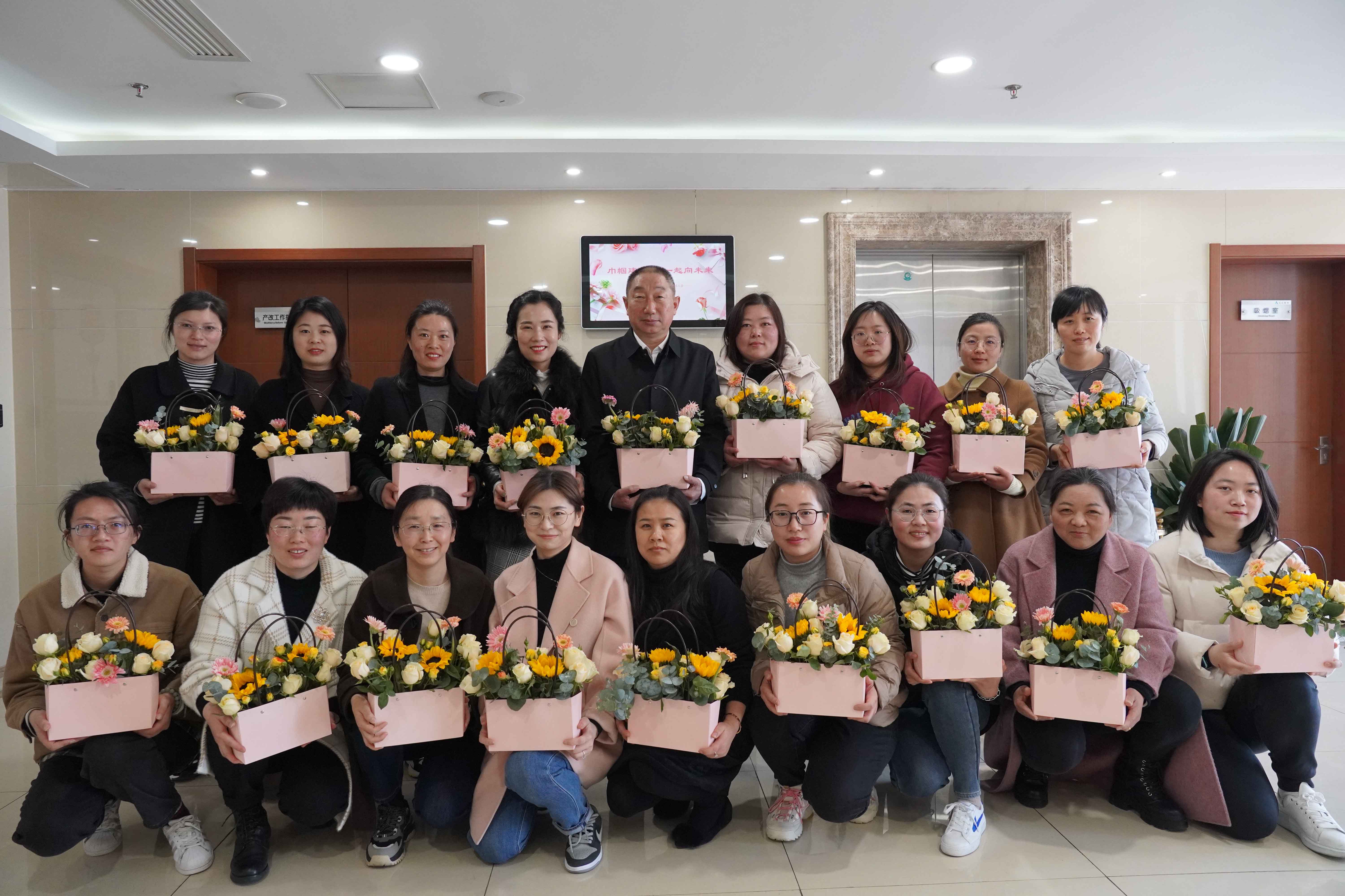 集團(tuán)工會組織三八婦女節(jié)插花活動(dòng)